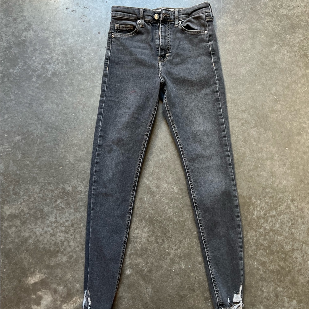 Black distressed Topshop skinny jean 🖤